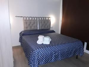 une paire de chaussures blanches posées sur un lit dans l'établissement Villa Genna, à San Vito Lo Capo 112 autres photos