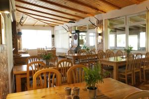 Reštaurácia alebo iné gastronomické zariadenie v ubytovaní Penzion restaurace U Švábků