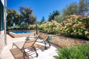 Πισίνα στο ή κοντά στο Villa SAN with heated pool, traditional surroundings, 3-bedrooms +29 φωτογραφίες