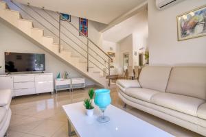 un soggiorno con un divano e una TV di NEW! Villa SAN with heated pool, traditional surroundings, 3-bedrooms a Nerežišće