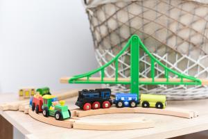 ein Spielzeugzug auf einem Tisch mit einer Brücke in der Unterkunft Ferienhaus Windspiel in Neuharlingersiel + 37 Fotos