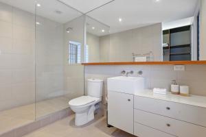 A bathroom at Longpoint Living