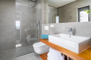 Koupelna v ubytování Brand new! Seaview villa Mila with 4 en-suite bedrooms, private pool, Finnish sauna, Treadmill, sandy beach 250m