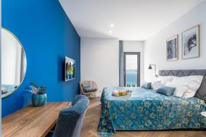 Posedenie v ubytovaní Brand new! Seaview villa Mila with 4 en-suite bedrooms, private pool, Finnish sauna, Treadmill, sandy beach 250m