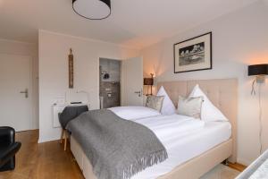 Un pat sau paturi într-o cameră la Nordsee-Pension Dagebüll
