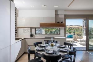 - une cuisine et une salle à manger avec une table et des chaises dans l'établissement Kymo Instyle Villa - Sea view Private pool Jacuzzi, à Bridgeport