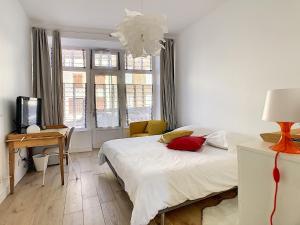 a bedroom with a bed and a desk with a computer at Chambre de charme à Saulieu in Saulieu