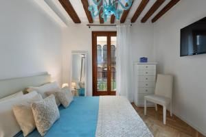 Casanova Fenice - Canal View في البندقية: غرفة نوم بسرير كبير مع بطانية زرقاء
