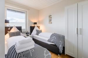 a bedroom with two beds and a window at Welle und Woge in Dagebüll