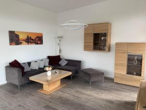 een woonkamer met een bank en een salontafel bij Urban Apartement-Boardinghouse Wadersloh in Wadersloh