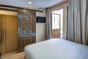 A bed or beds in a room at Maravilloso Hotel Pera