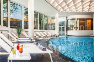Bazén v ubytování Crowne Plaza Bucharest by IHG nebo v jeho okolí