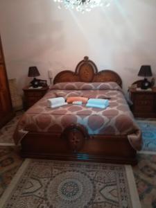 een slaapkamer met een groot bed met twee kaarsen erop bij RENT ROOM JOE Via Dante 77 Solarino in Solarino