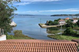 una vista del agua desde el techo de una casa en La Casa de la Abuela, en Pobra do Caramiñal