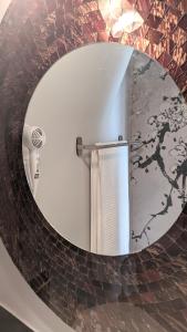 einen Badezimmerspiegel mit einer Rolle Toilettenpapier in der Unterkunft Iconica in Putignano