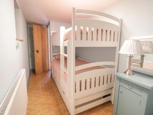 Bunk bed o mga bunk bed sa kuwarto sa Brithgwm Canol