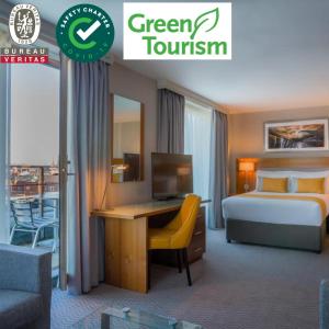 Cama ou camas em um quarto em Maldron Hotel Smithfield Dublin City