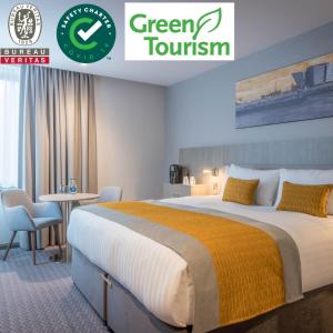 Cama ou camas em um quarto em Maldron Hotel Smithfield Dublin City