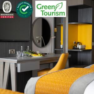 Cama ou camas em um quarto em Maldron Hotel Smithfield Dublin City