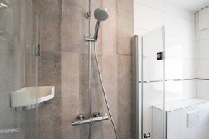 una ducha con puerta de cristal en un baño en Tolstov House - Freistehendes 9 Zimmer Haus mit großem Garten, en Pulheim 39 fotos más