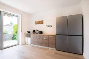 A cozinha ou cozinha compacta de RAJ Living - Freistehendes 9 Zimmer Haus mit großem Garten