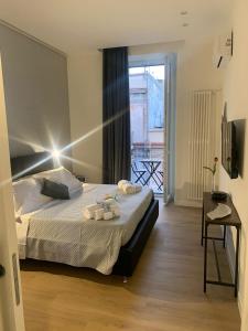 una camera da letto con un letto e asciugamani di Luna&Sole Oreste Apartments - Self check-in a Bari
