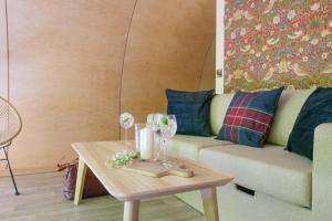 Kinelarty Luxury Glamping Pods Downpatrick的休息区