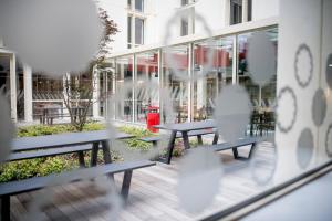波尔多MEININGER Hotel Bordeaux Gare Saint-Jean的一群长凳在建筑物前