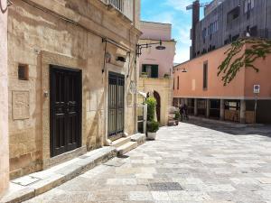 Une ruelle dans une vieille ville avec des bâtiments dans l'établissement Antica Pepice, à Matera