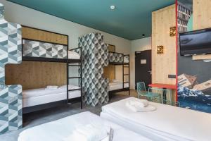 Un pat sau paturi într-o cameră la MEININGER Hotel Zürich Greencity