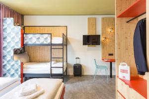 Un pat sau paturi într-o cameră la MEININGER Hotel Zürich Greencity