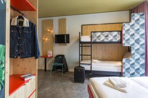 Un pat sau paturi într-o cameră la MEININGER Hotel Zürich Greencity