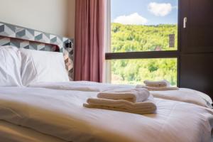 Un pat sau paturi într-o cameră la MEININGER Hotel Zürich Greencity