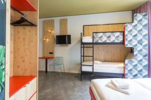 Un pat sau paturi într-o cameră la MEININGER Hotel Zürich Greencity