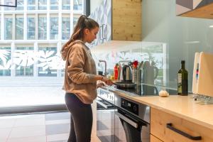 O bucătărie sau chicinetă la MEININGER Hotel Zürich Greencity