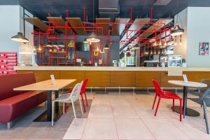 Un restaurant sau alt loc unde se poate mânca la MEININGER Hotel Zürich Greencity