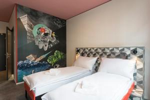 Un pat sau paturi într-o cameră la MEININGER Hotel Zürich Greencity