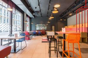 Un restaurant sau alt loc unde se poate mânca la MEININGER Hotel Zürich Greencity