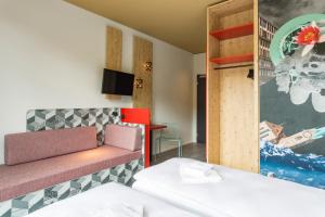 Un pat sau paturi într-o cameră la MEININGER Hotel Zürich Greencity