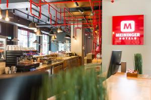 Un restaurant sau alt loc unde se poate mânca la MEININGER Hotel Zürich Greencity