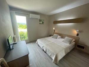 Postel nebo postele na pokoji v ubytování Hostellerie Saint Benoît + 37 fotografií