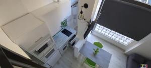 einen Blick über das Wohnzimmer mit Kamin in der Unterkunft valencialoft in Valencia