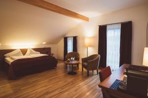 Habitación de hotel con cama y escritorio en Heritage Hotel Hallstatt en Hallstatt