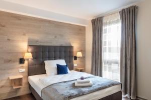 ein Schlafzimmer mit einem großen Bett und einem Fenster in der Unterkunft Dominik Hotel & Eventsaal in Paderborn