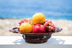 un cesto di frutta seduto su un tavolo di Hotel Krinos a Karpathos