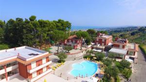 - une vue aérienne sur un complexe avec une piscine dans l'établissement Appartamento IL POGGIO, à Tortoreto Alto