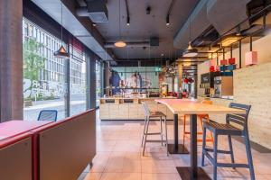 Un restaurant sau alt loc unde se poate mânca la MEININGER Hotel Zürich Greencity