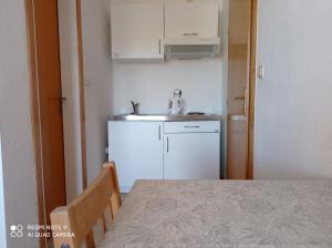 Kuchyňa alebo kuchynka v ubytovaní Studio apartment with balcony
