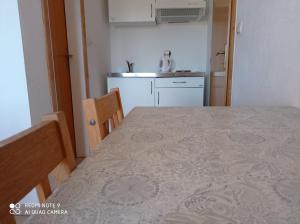 Kuchyňa alebo kuchynka v ubytovaní Studio apartment with balcony