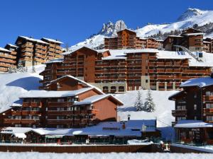 メリベルにあるAppartement Méribel, 2 pièces, 6 personnes - FR-1-182-107の雪に覆われた建物のリゾート